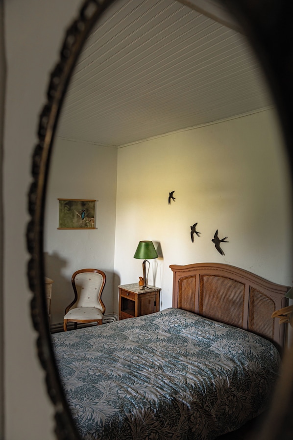 Iron/ironing board, bed sheets - "Chambre aux oiseaux," La Vie Tranquille, a peaceful retreat 2.5 km from the ocean, southern Finistère (Plouhinec)