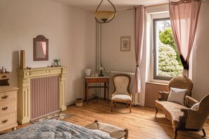 Iron/ironing board, bed sheets - "Chambre aux oiseaux," La Vie Tranquille, a peaceful retreat 2.5 km from the ocean, southern Finistère (Plouhinec)