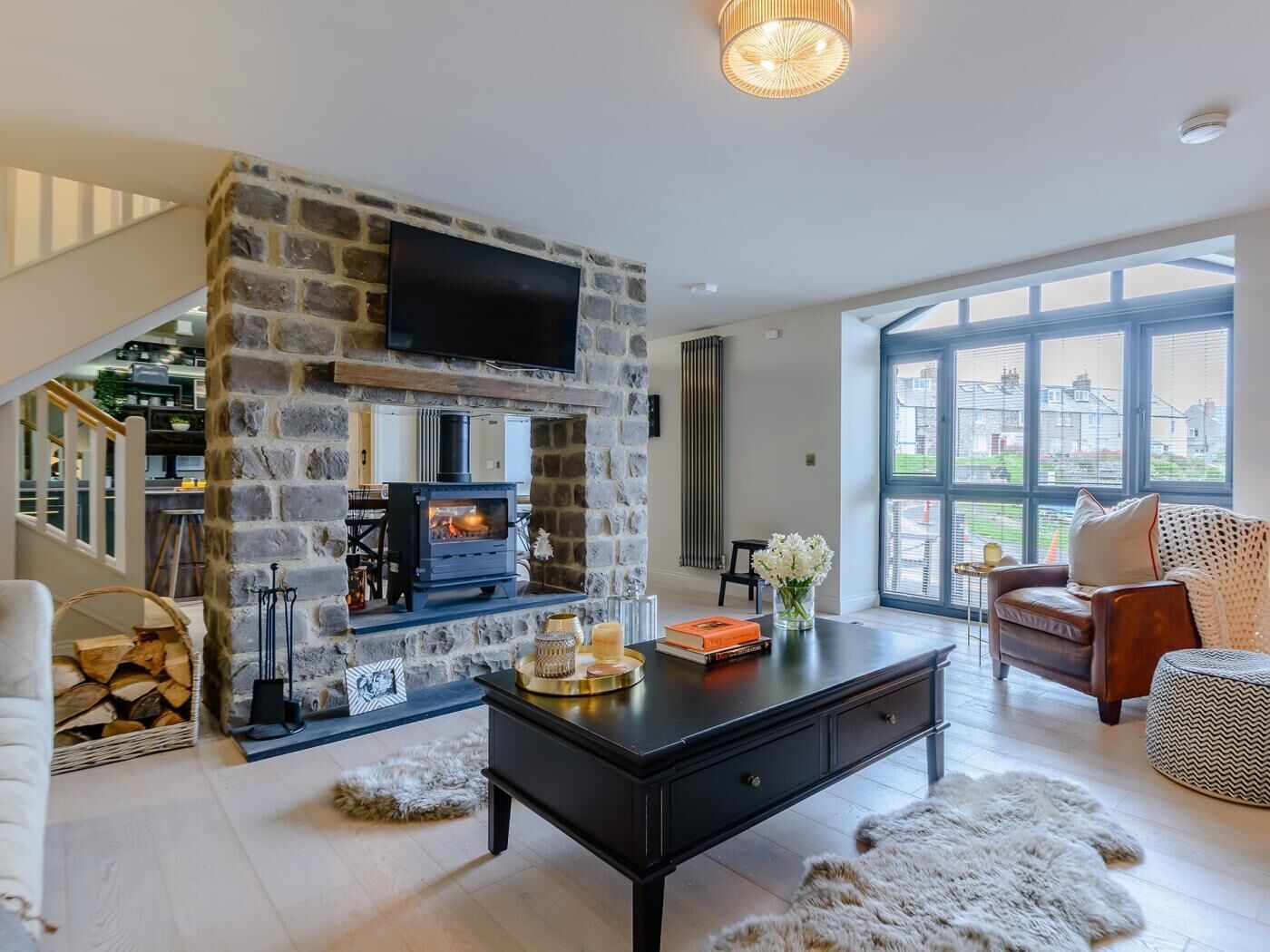 TV, fireplace