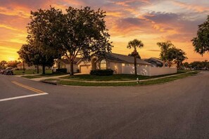 Exterior - Spacious 6-bedroom pool house near Disney (Kissimmee)