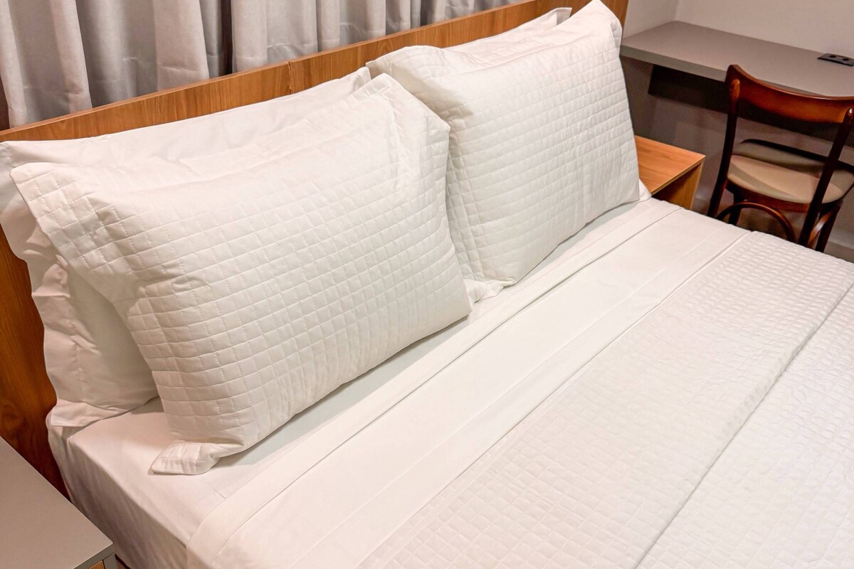 Standard Double Room | Meja, ruang kerja komputer riba, Wi-fi percuma 