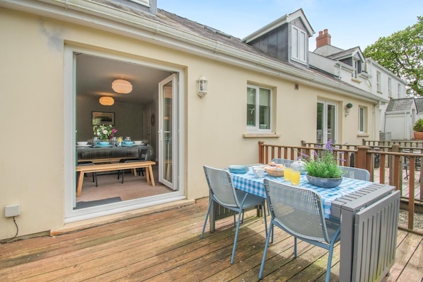 Outdoor dining - 3 Bed in Tenby (oc-93359) (Redberth)