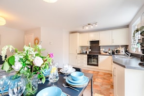 Dishwasher, high chair, cookware/dishes/utensils - 3 Bed in Tenby (oc-93359) (Redberth)