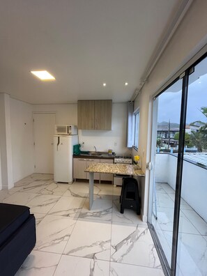 Apartament clàssic, pati hawaià | Cuina privada | Frigorífic, microones, forn i utensilis de cuina, vaixella i coberteria 