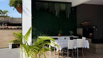 Apartment | Outdoor dining