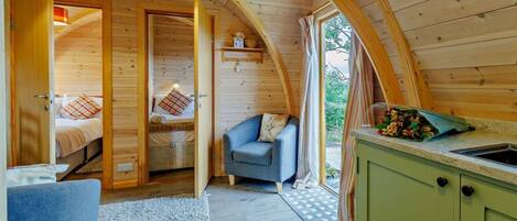 2 bedrooms, travel crib, WiFi (free), bed sheets