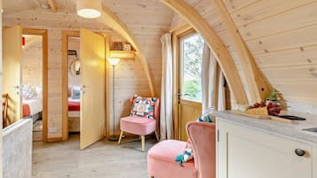 2 bedrooms, travel crib, WiFi (free), bed sheets