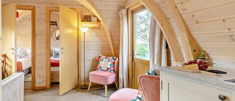 2 bedrooms, travel crib, WiFi (free), bed sheets