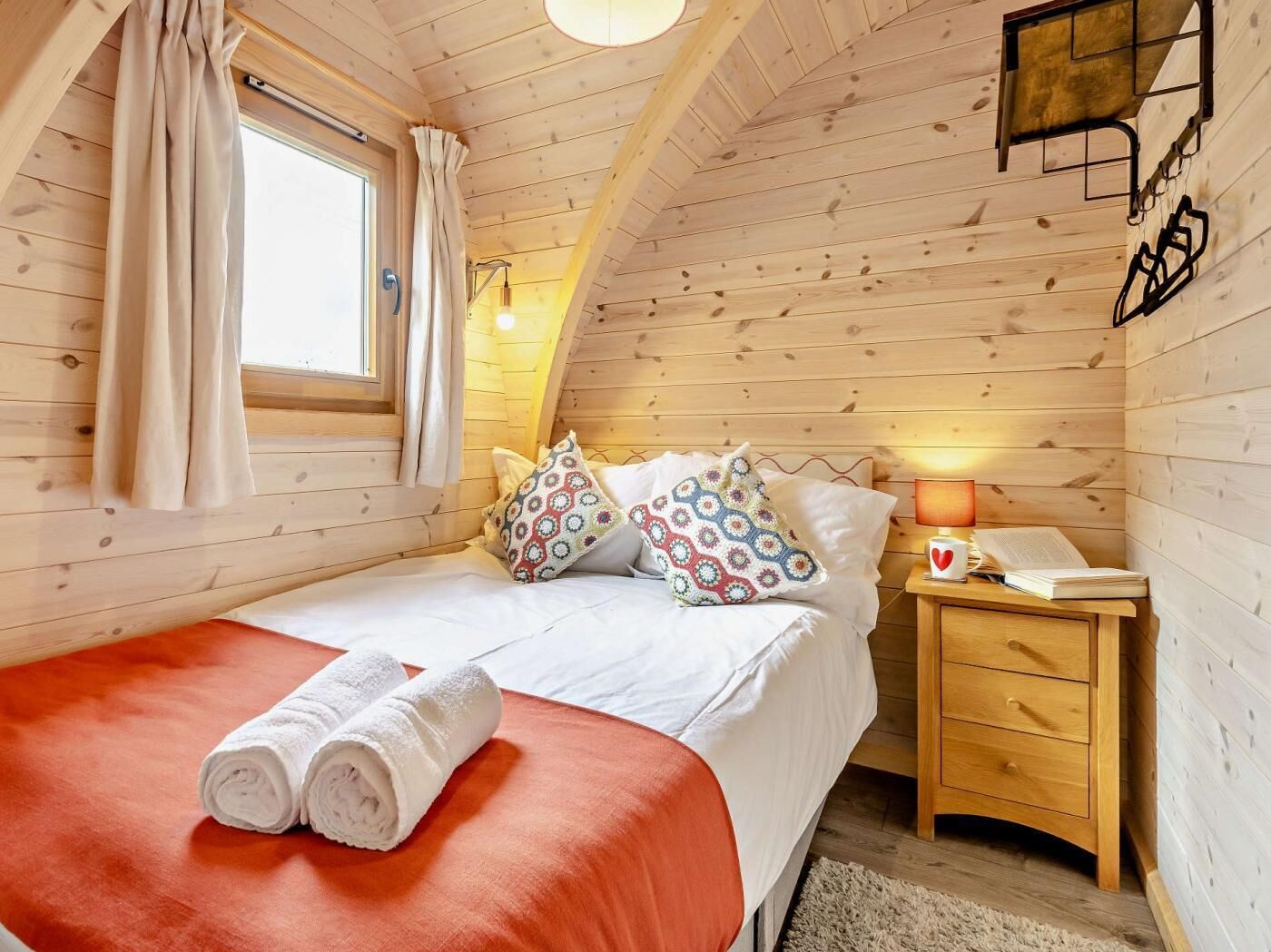 2 bedrooms, travel crib, WiFi (free), bed sheets