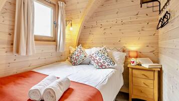2 bedrooms, travel crib, WiFi (free), bed sheets