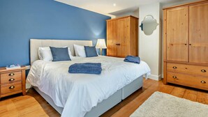 A bedroom with a bed, nightstands, a wardrobe, and a mirror. - 3 Bed in Stockbridge (oc-94143) (Broughton)