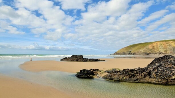 A beach with clear skies, calm waters, and rocky formations. - 2 Bed in Newquay (oc-43204) (Mawgan Porth)