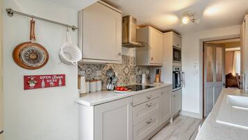 Oven, dishwasher, cookware/dishes/utensils