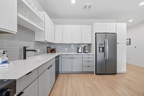 Wasserkocher mit Kaffee-/Teezubehör, Kühlschrank, Mikrowelle, Ofen