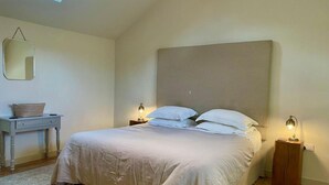 A bedroom with a bed, bedside tables, a nightstand, a mirror, and a skylight. - 1 Bed in Penrith (oc-94068) (Ullswater)