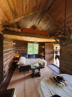 2 bedrooms, desk, WiFi, bed sheets