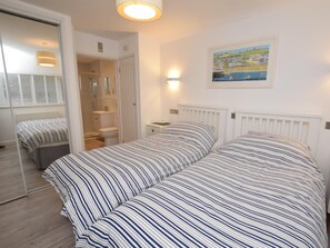 A bedroom with a bed, a bathroom, and a mirror. - 1 Bed in Worthing (oc-80539) (Worthing)