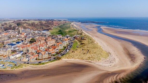 A coastal town with historic buildings, a beach, and a clear view of the sea. - 4 Bed in Alnwick (oc-cn155) (Alnmouth)