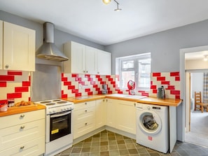 Oven, cookware/dishes/utensils - 2 Bed in Weymouth (oc-93560) (Weymouth)