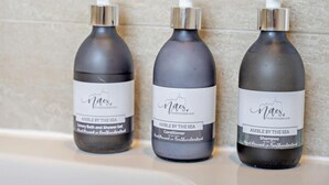 Drei Flaschen der 'Nites by the Sea'-Produkte stehen auf einem Regal.