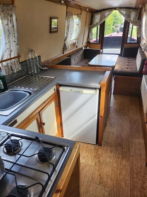 Fridge, oven, stovetop, cookware/dishes/utensils