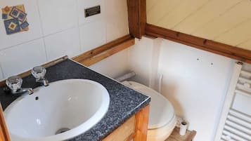 Douche, sèche-cheveux, serviettes fournies, savon