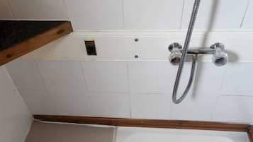 Douche, sèche-cheveux, serviettes fournies, savon