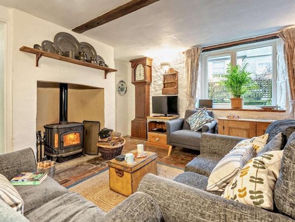 Fireplace - 3 Bed in Ventnor (oc-93525) (Niton)