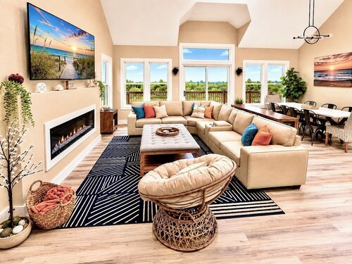 New Luxury Spacious 6-bedroom home in peaceful Corolla with Pool and Hot Tub