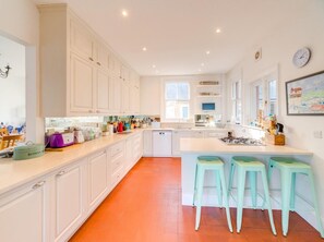 Microwave, oven, dishwasher, high chair - 5 Bed in Seaview (oc-93445) (Seaview)