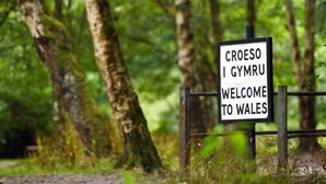Ein Schild mit der Aufschrift, das Besucher in Wales willkommen heißt.