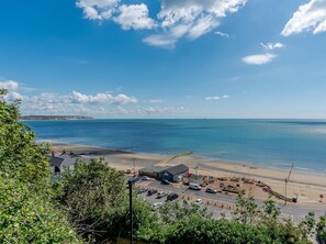 A coastal road with a beach and a clear sky. - 3 Bed in Shanklin (oc-ic180) (Shanklin)