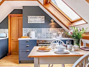 Oven, dishwasher, highchair, cookware/dishes/utensils - 1 Bed in Wedmore (oc-51340) (Middle Stoughton)