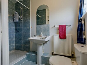 Une salle de bain avec une douche, un lavabo et des toilettes.