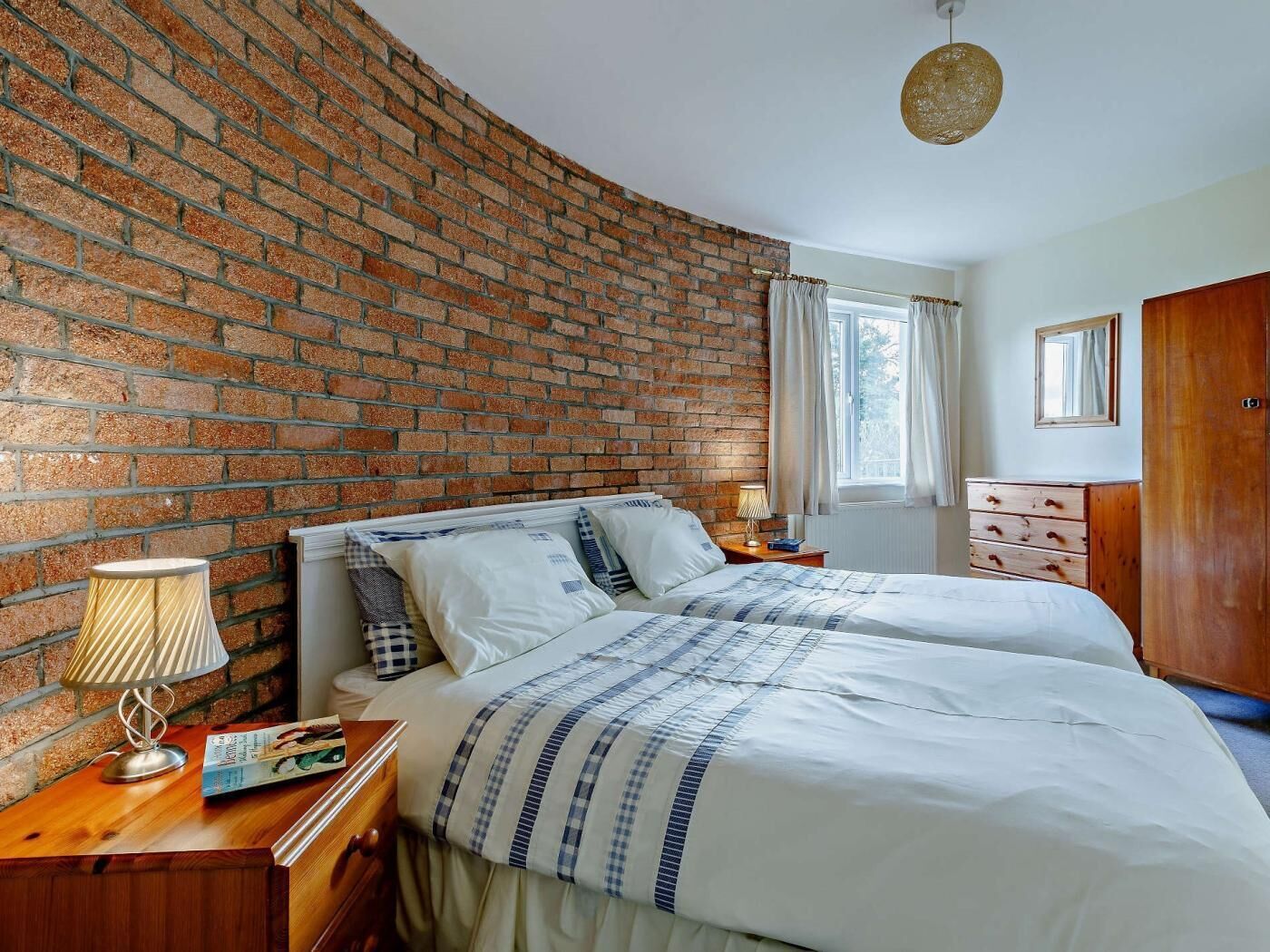 2 bedrooms, travel cot, free WiFi, bed sheets