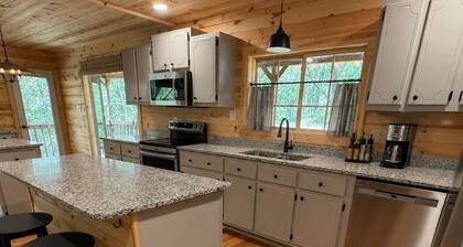 Peaceful Luxury Cabin Retreat. Minutes from Oxford. Fire Pit. NEW Listing! 🍁