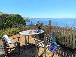 Outdoor dining - 1 Bed in Freshwater (oc-ic088) (Freshwater)