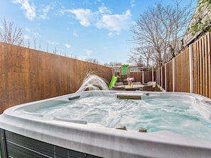 Outdoor spa tub - 2 Bed in Rhyl (oc-94036) (Kinmel Bay)