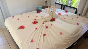 Superior bungalow, uitzicht op zee | Lakens van Egyptisch katoen, luxe beddengoed, pillowtop-bedden