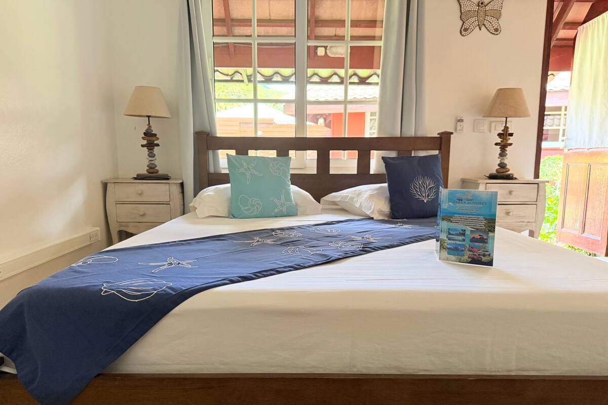 Bungalow estándar, vista al jardín | Sábanas de algodón egipcio y ropa de cama de alta calidad 