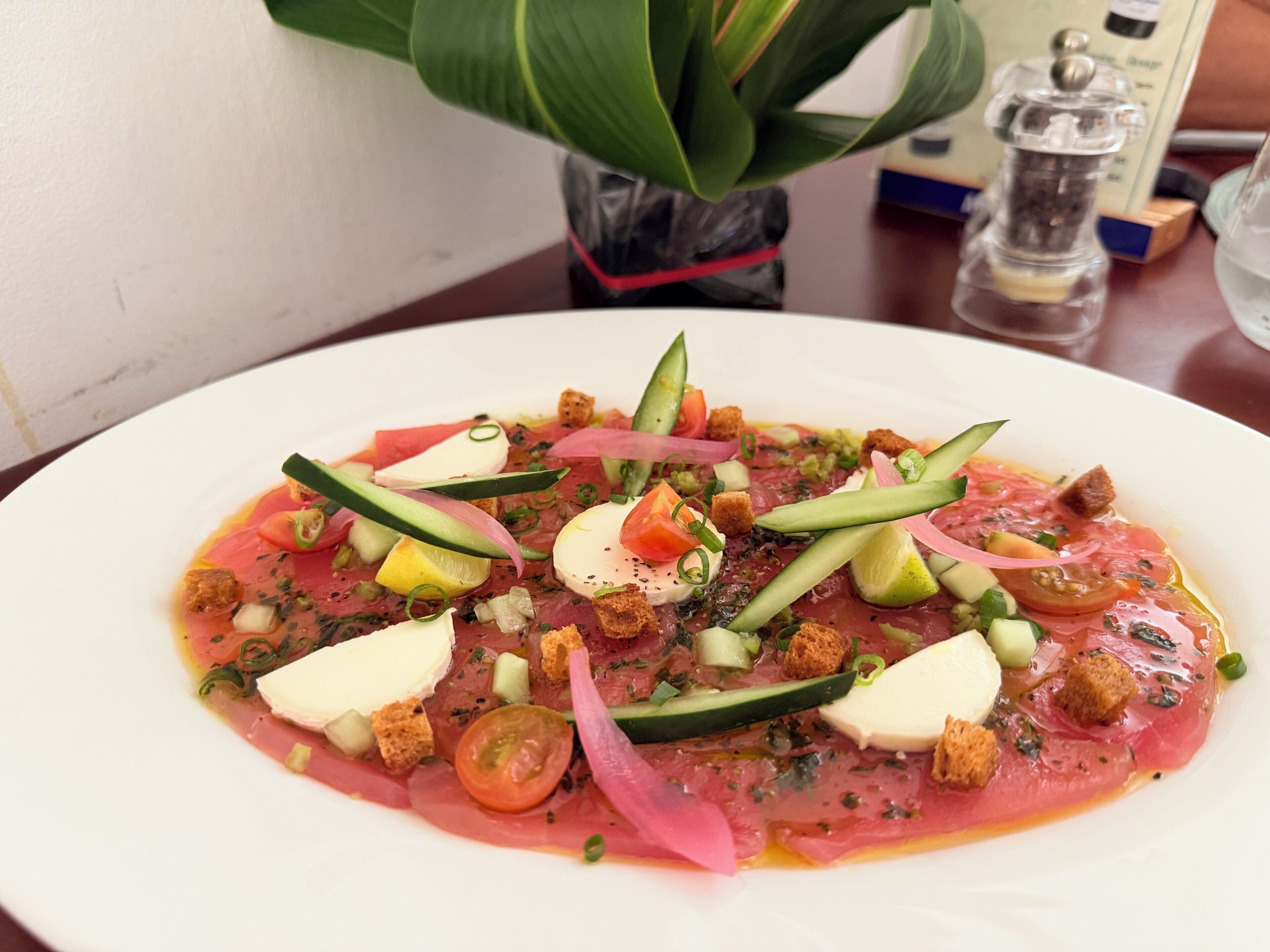Un plato de comida con varios ingredientes.