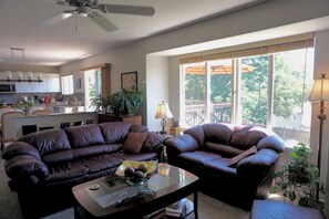 Ein Wohnzimmer mit einer Couch, einem Couchtisch und einem Essbereich mit Tisch und Stühlen.
