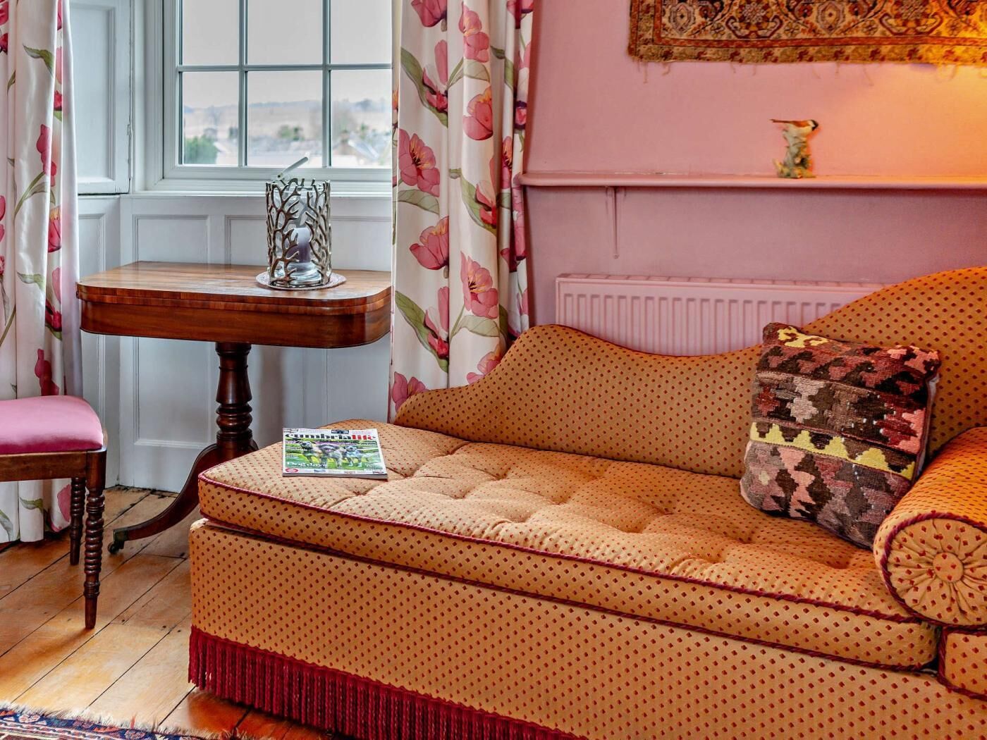 Une pièce confortable avec un canapé, une petite table et une chaise.