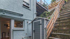 En bostadsfastighet med ett garage, en trappa och en dörr som leder in till ett rum.