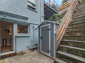 Ein Wohnhaus mit Garage, einer Treppe und einer Tür zu einem Zimmer.