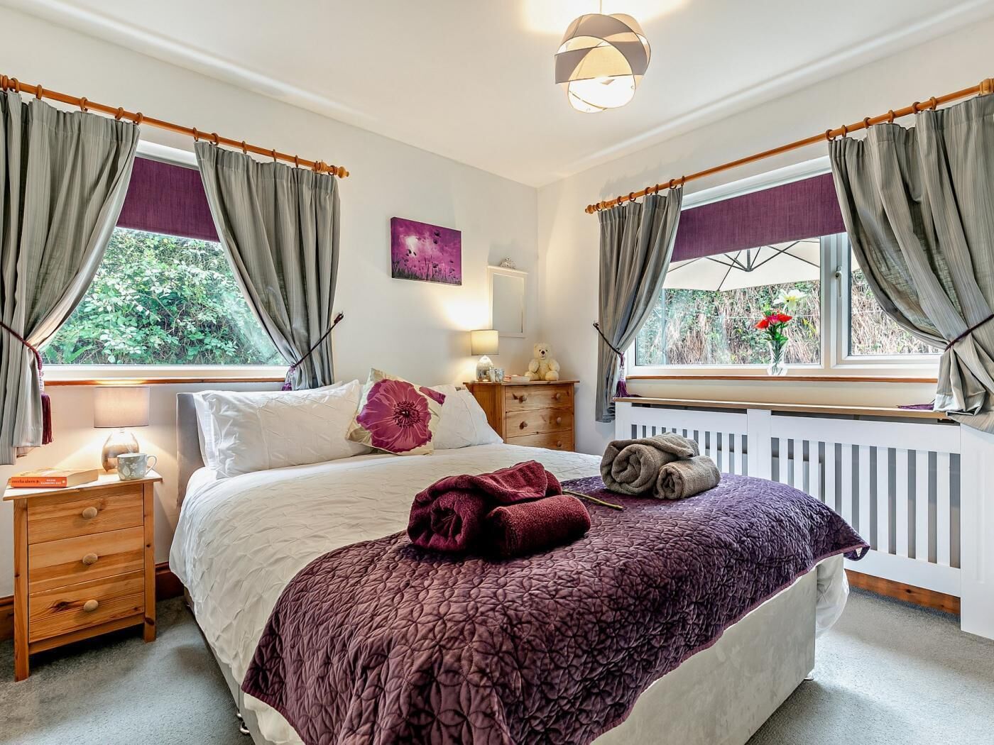 1 chambre, fer et planche à repasser, lit de bébé portatif