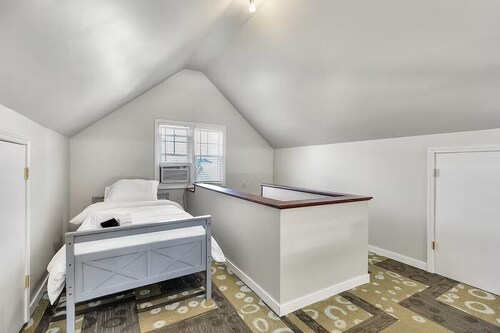 Family-Friendly Stay | Arcade + Bunk Beds+ Backyard