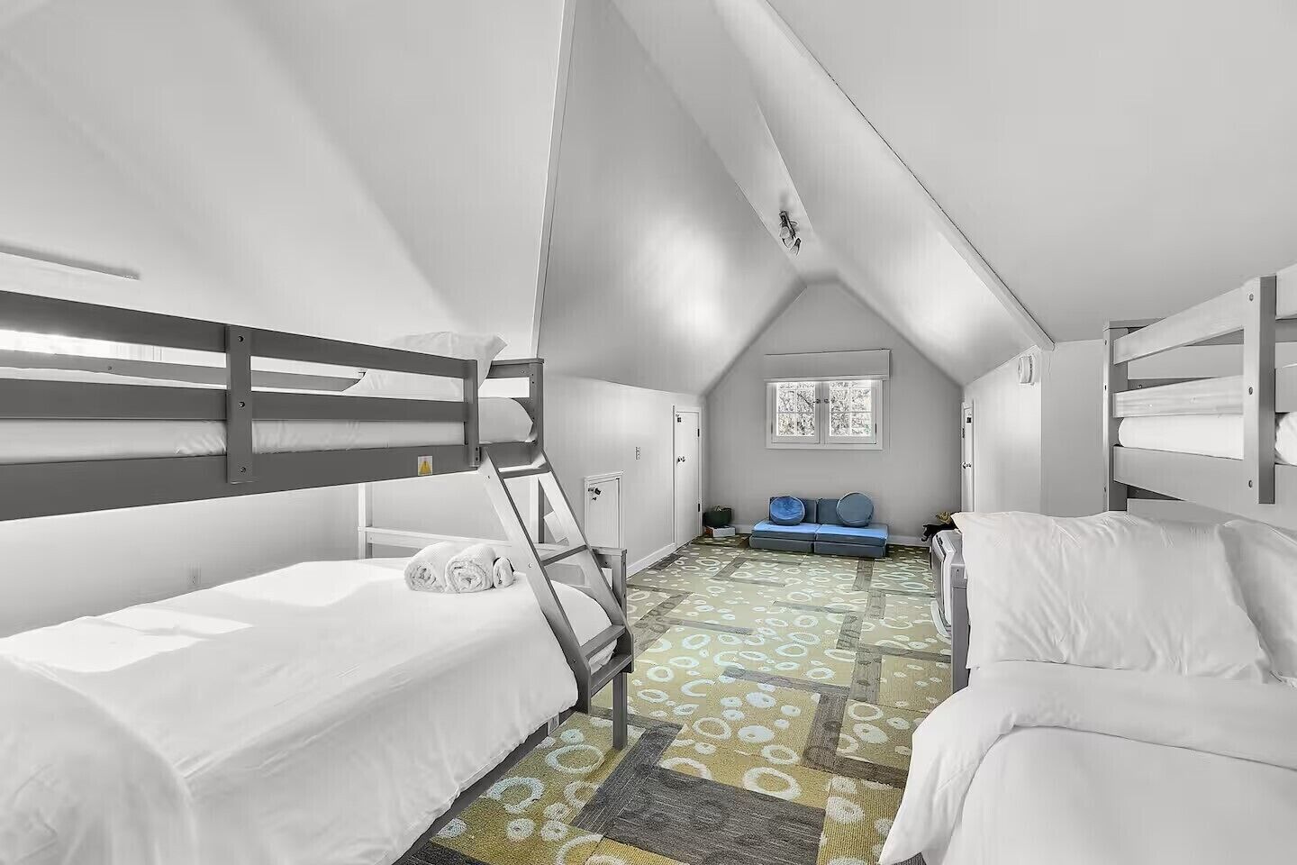 4 bedrooms, desk, iron/ironing board, travel crib