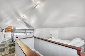 4 bedrooms, desk, iron/ironing board, travel cot - Family Retreat | Arcade + Bunk Beds + Backyard (Omaha)