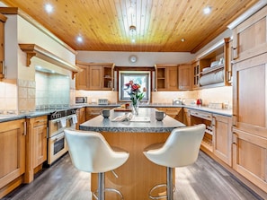 Oven, dishwasher, high chair, cookware/dishes/utensils - 5 Bed in Keswick (oc-92000) (Bassenthwaite)